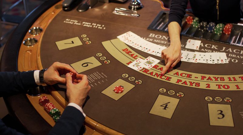 The Pros and Cons of Playing Roulette Online